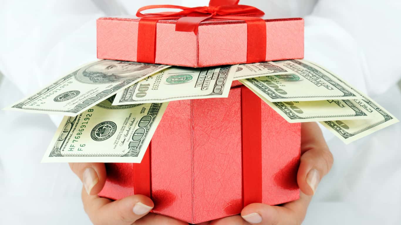 Saving for the Holidays With a High-Yield Savings Account 