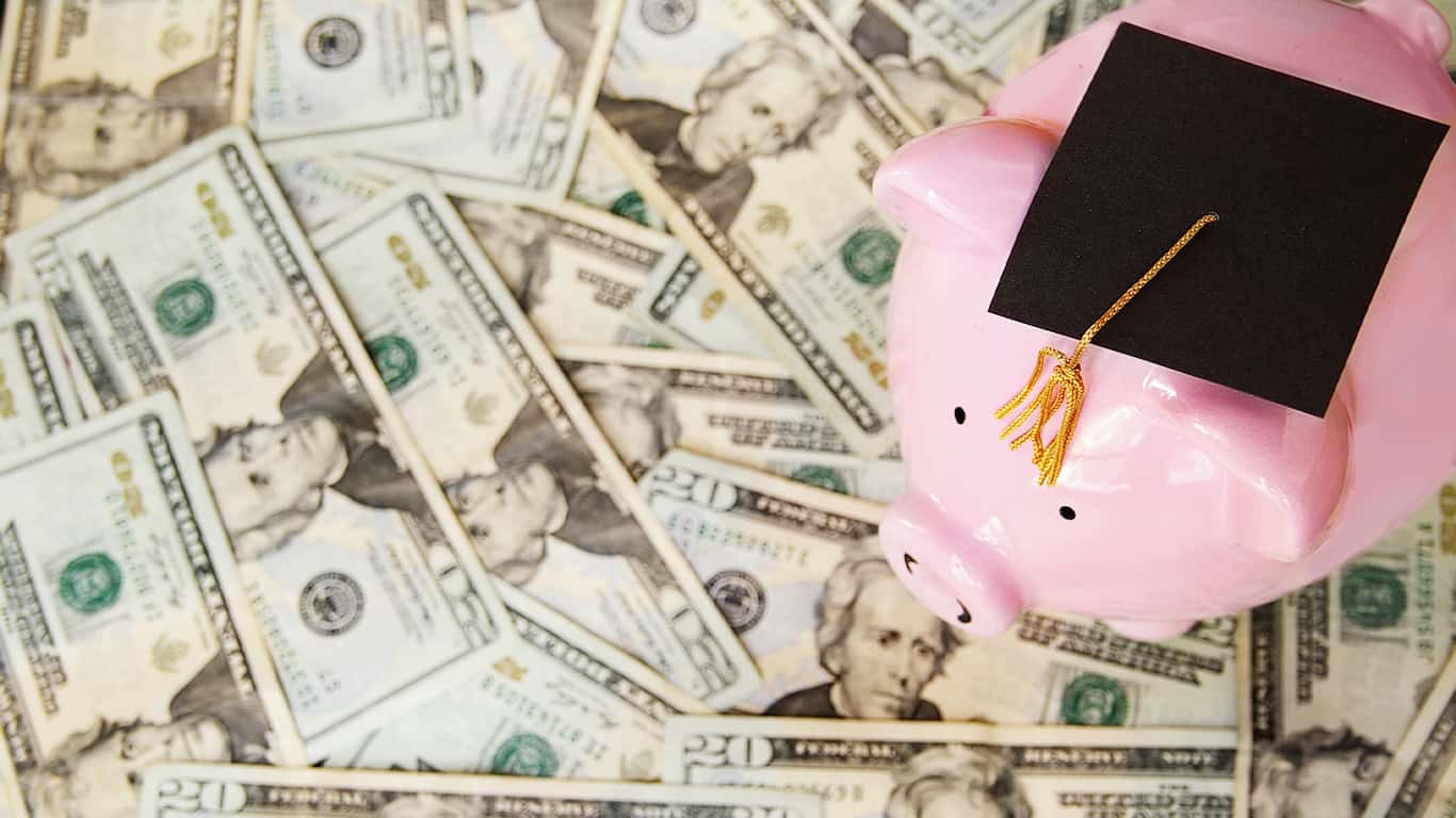 Is It Possible To Grow Savings While In College?